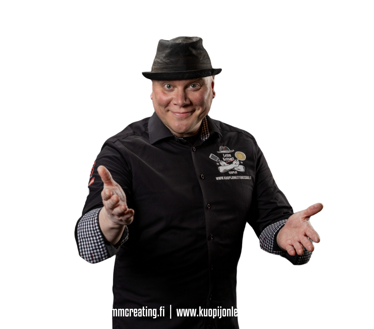 Mikko Miina seisoo savuavan muurinpohjapannun takana suomalaisilla markkinoilla